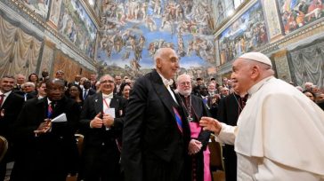 Ο Πάπας Φραγκίσκος αποκαλεί την παρένθετη μητρότητα «αξιοθρήνητη» και κάνει έκκληση για παγκόσμια  απαγόρευση