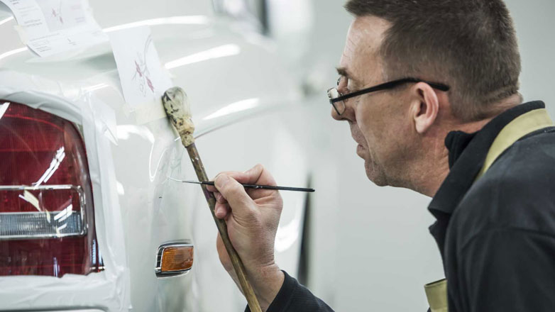 Ο άνθρωπος με το πιο σταθερό χέρι στον κόσμο, δουλεύει για τη Rolls Royce