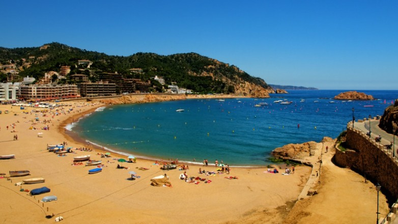 Ισπανία: Εκατομμύρια πλαστικά σφαιρίδια ξεβράστηκαν σε θαλάσσιες ακτές