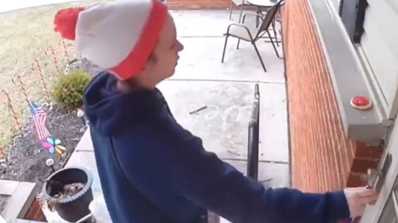 Ο γείτονας φέρνει ένα δώρο