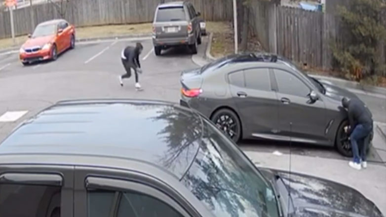 Απίστευτο: Του πήραν το αυτοκίνητο, όσο έβαζε αέρα στα λάστιχα (βίντεο)