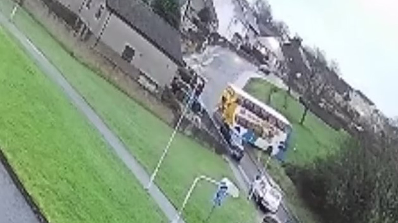 Η στροφή του τρόμου: Σχολικό λεωφορείο στη Σκωτία έκανε σβούρες στον παγωμένο δρόμο