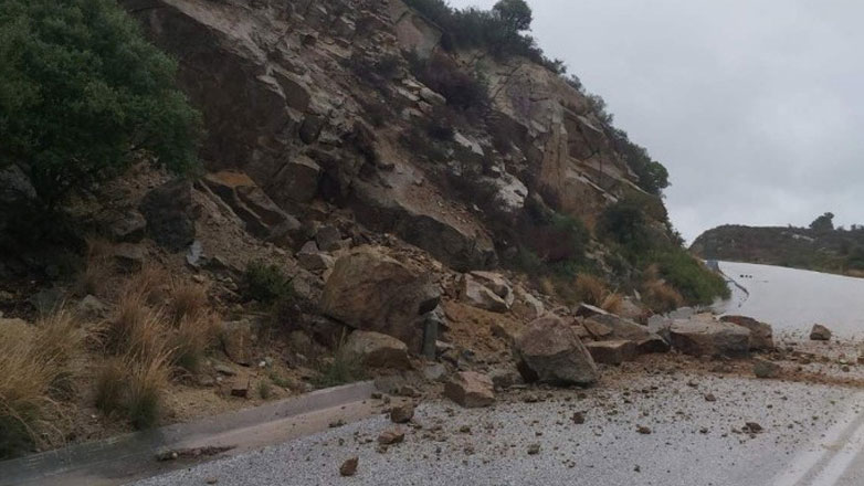 Κατολισθήσεις και πτώσεις βράχων στο επαρχιακό οδικό δίκτυο της Σιθωνίας