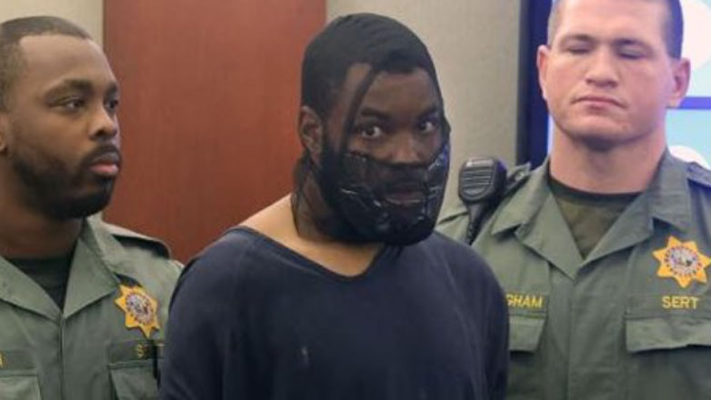 Με φίμωτρο στο δικαστήριο ο άνδρας που επιτέθηκε στην Πρόεδρο