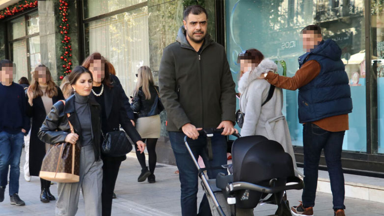 Παύλος Μαρινάκης: Βόλτα στο κέντρο της πόλης με τη σύζυγό του και τον νεογέννητο γιο τους