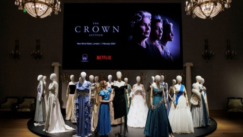 Στο «σφυρί» κοστούμια και αντικείμενα από τη σειρά The Crown