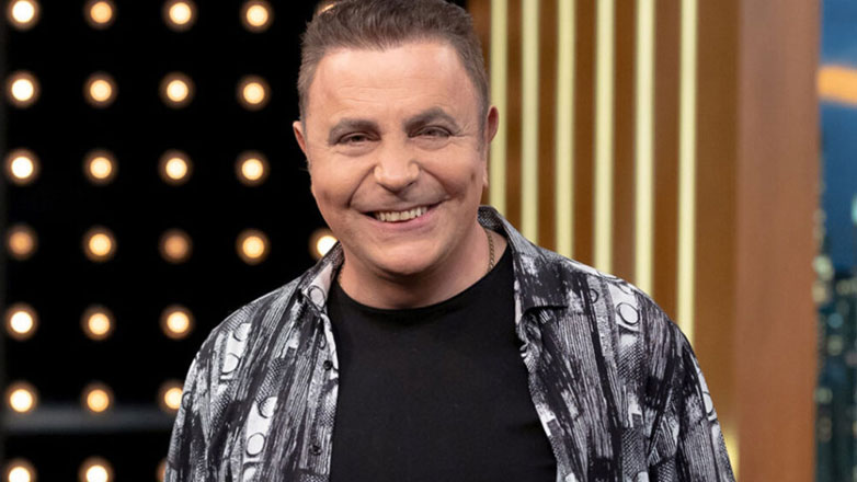 Ο Χάρης Ακριτίδης αποκαλύπτει: «Η γυναίκα μου με κάνει μπάνιο και μου φοράει τα εσώρουχα…»