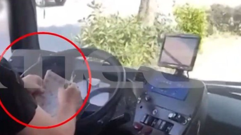 Στο Πειθαρχικό ο οδηγός του λεωφορείου που έλυνε σταυρόλεξο πάνω στο… τιμόνι