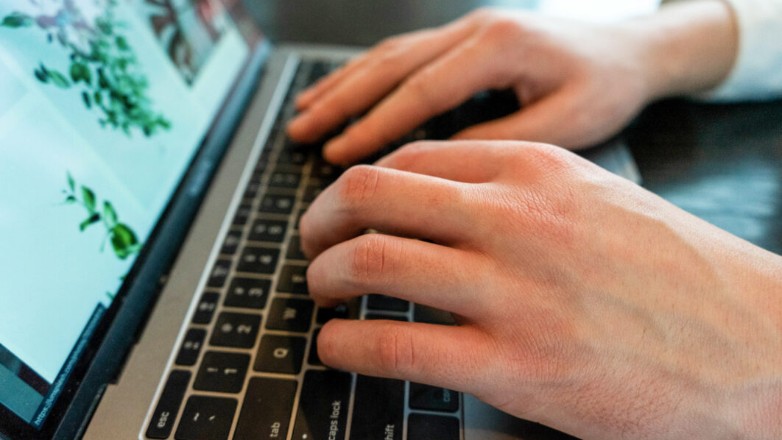 «Πάπισσα του Οργασμού»: Δασκάλα απολύθηκε επειδή προσέφερε διαδικτυακά σεξουαλικές συμβουλές