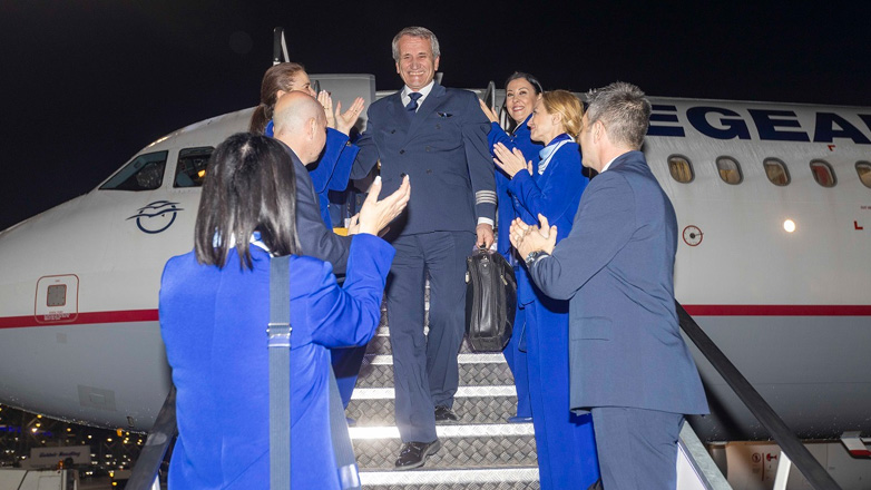 Θεσσαλονίκη: Εντυπωσιακό «αντίο» σε πιλότο της Aegean που συνταξιοδοτείται μετά από 47 χρόνια στον αέρα
