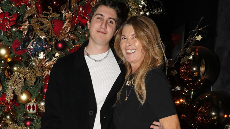 Σοφία Αλιμπέρτη: Σπάνια βραδινή έξοδος μαζί με τον γιο της στο νυχτερινό μαγαζί που εμφανίζεται η Μαρινέλλα