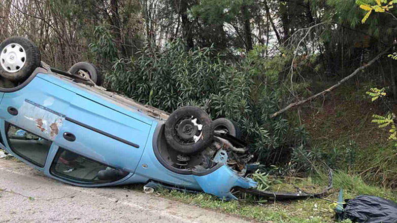 Τροχαίο με εγκλωβισμό και τραυματισμό 25χρονης έξω από τη Λάρισα