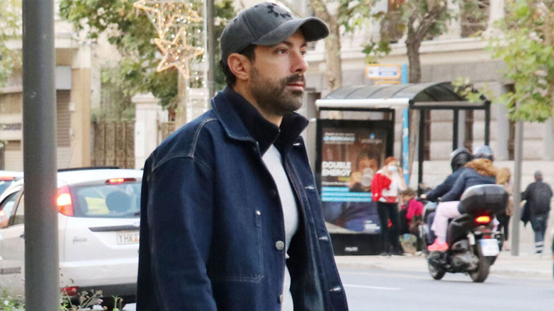 Σάκης Τανιμανίδης: Βόλτα στο κέντρο της Αθήνας