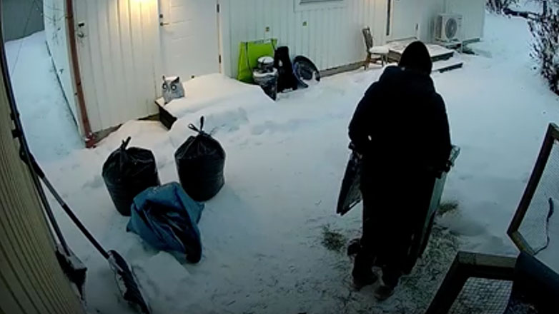 Γυναίκα σφηνώνει σε κάδο απορριμμάτων