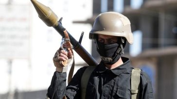 Αξιωματούχος των Χούθι χαρακτηρίζει «βάρβαρα» τα αμερικανοβρετανικά πλήγματα