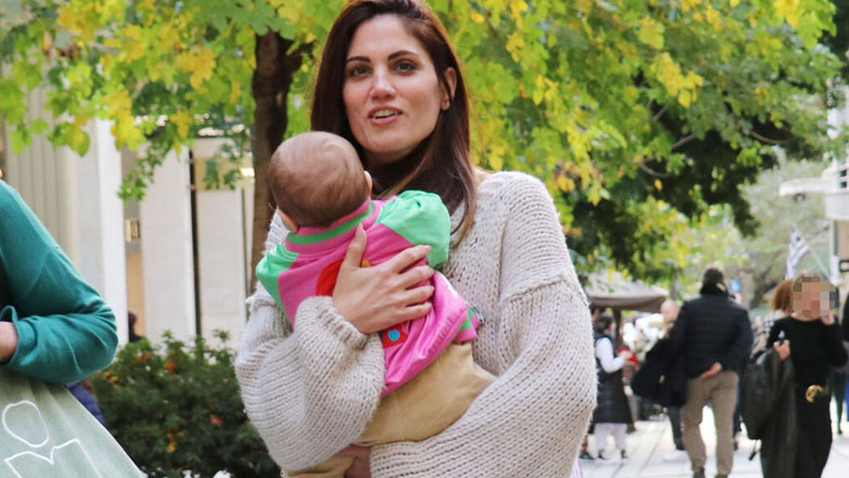 Μαίρη Συνατσάκη: Βόλτα στην Αθήνα αγκαλιά με την κόρη της Ολίβια