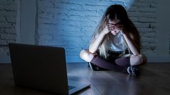 Ηράκλειο: Χειροπέδες σε δύο ανήλικους για εκδικητική διακίνηση πλαστού πορνογραφικού υλικού σε βάρος συμμαθήτριάς τους