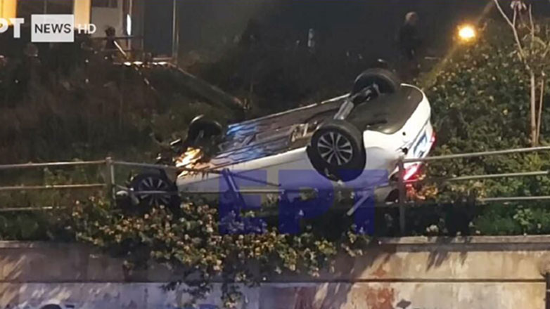 Τροχαίο στην Ηλιούπολη: Ανατράπηκε αυτοκίνητο και κρεμόταν από τις προστατευτικές μπάρες στη Λ. Βουλιαγμένης