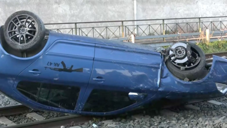 Θεσσαλονίκη: Εγκατέλειψαν το αυτοκίνητο στις ράγες του τρένου μετά το τροχαίο και εξαφανίστηκαν