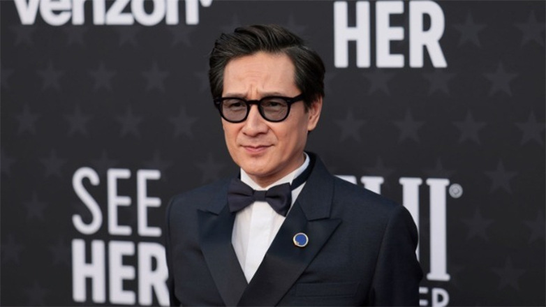 Ο Τζόναθαν Κι Κουάν συγχαίρει επί σκηνής τον Χάρισον Φορντ για το τιμητικό βραβείο