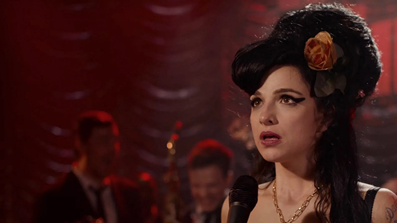 Back to Black: Κυκλοφόρησαν οι πρώτες εικόνες από την ταινία για τη ζωή της Έιμι Γουάινχαουζ