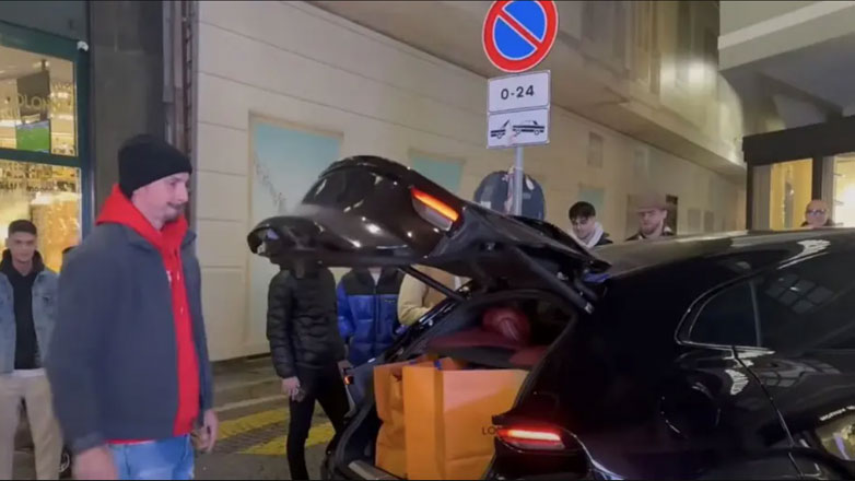 Ο Zlatan Ibrahimovic πάρκαρε την Ferrari του στο πεζοδρόμιο και μόνο μπράβο δεν του είπαν