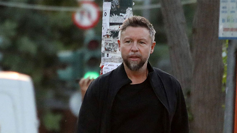 Γιάννης Βαρδής: «Κουβαλάω το βάρος της υπογραφής για το γάμο του πατέρα μου, με στοιχειώνει»