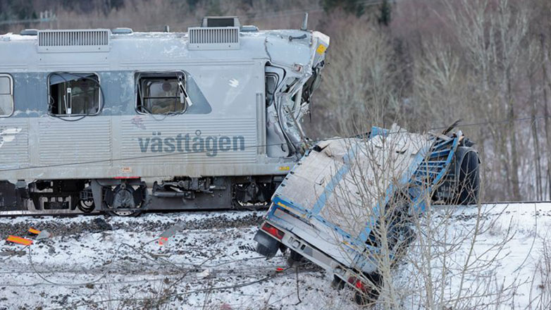 Σουηδία: Ένας νεκρός και πέντε τραυματίες από τη σύγκρουση τρένου με φορτηγό