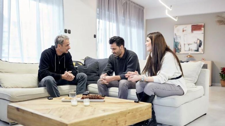 Συνάντηση του Κυριάκου Μητσοτάκη με ζευγάρι που πήρε σπίτι από το πρόγραμμα «Σπίτι μου»