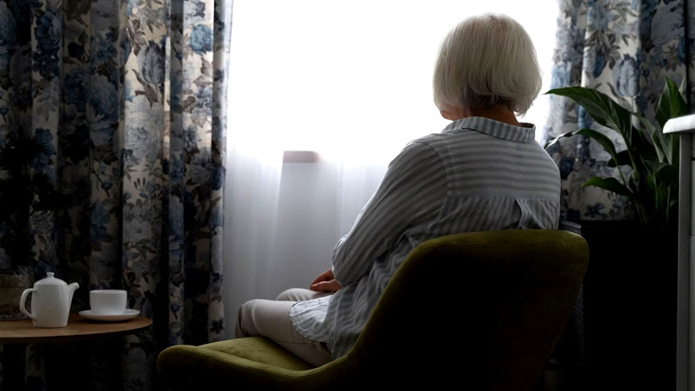 Πολλοί αποκαλούν τη μοναξιά απειλή για τη δημόσια υγεία – Μια νέα έρευνα τη συνδέει τώρα με την πρώιμη άνοια