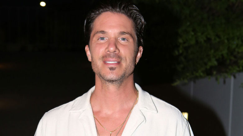 Νίκος Οικονομόπουλος: Το περιβάλλον του απαντά για τις αντιδράσεις μετά την δήλωσή του περί τεκνοθεσίας από ομόφυλα ζευγάρια