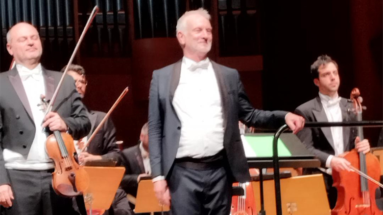 Ο Στέφανος Τσιαλής, καλλιτεχνικός διευθυντής του Φεστιβάλ «ΑΝΩ», στο podium του Μεγάρου Μουσικής Αθηνών