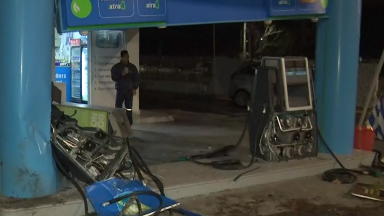 Βούλα: Τζιπ έπεσε πάνω σε αντλίες βενζινάδικου
