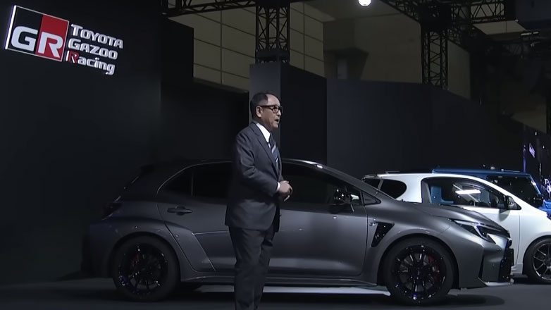 Toyoda: «Η ηλεκτροκίνηση πρέπει να είναι επιλογή, όχι μονόδρομος – Φτιάχνουμε βενζινοκινητήρες νέας γενιάς»