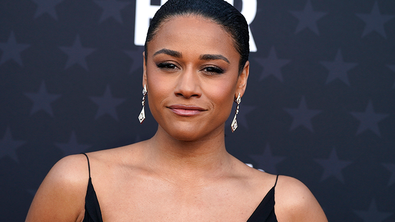 Η Αριάνα ΝτεΜπόουζ αντέδρασε σε αστείο για το ταλέντο της στο τραγούδι στην τελετή των Critics’ Choice Awards