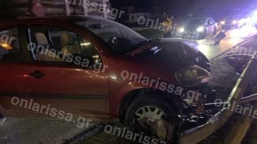 Λάρισα: Αυτοκίνητο προσέκρουσε σε κολόνα φωτισμού και την «ισοπέδωσε»