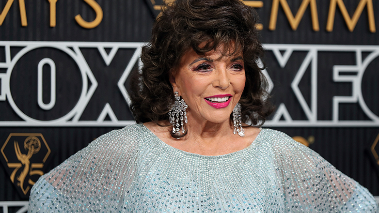 Η εκθαμβωτική Τζόαν Κόλινς στη σκηνή των βραβείων Emmy