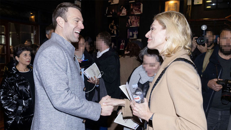 Στο θέατρο ο Στέφανος Κασσελάκης – Η συνάντηση με Φλωρίδη, Διαμαντοπούλου και Ζωή Κωνσταντοπούλου