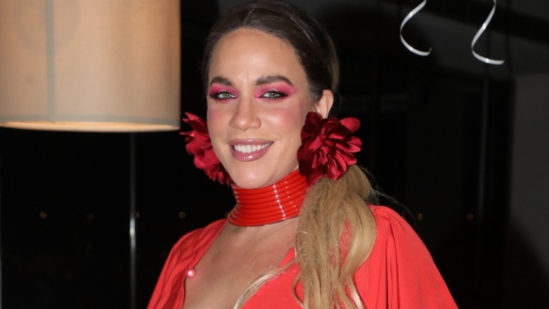 Κατερίνα Στικούδη: Το άκρως αποκαλυπτικό κόκκινο φόρεμα με βαθύ ντεκολτέ στον 9ο μήνα εγκυμοσύνης της