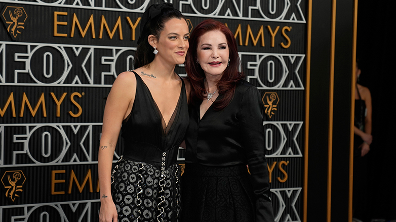Με χαμόγελα στα Emmy η Πρισίλα Πρίσλεϊ και η Ράιλι Κίου μετά τη δικαστική διαμάχη