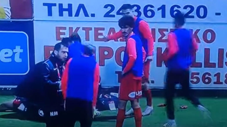 Κύπρος: Διακόπηκε στο 51’ ο αγώνας Νέα Σαλαμίνα-ΑΠΟΕΛ μετά από κροτίδα που τραυμάτισε τον Παπαγεωργίου   