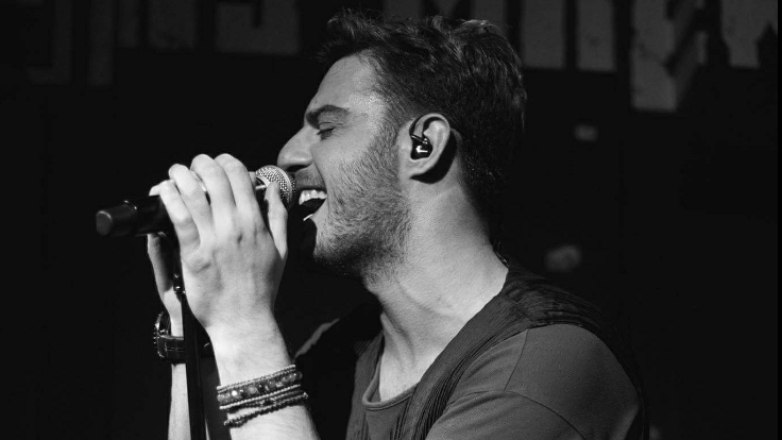 Χειροπέδες στον τραγουδιστή Μπέκα για απειλές εναντίον αστυνομικών