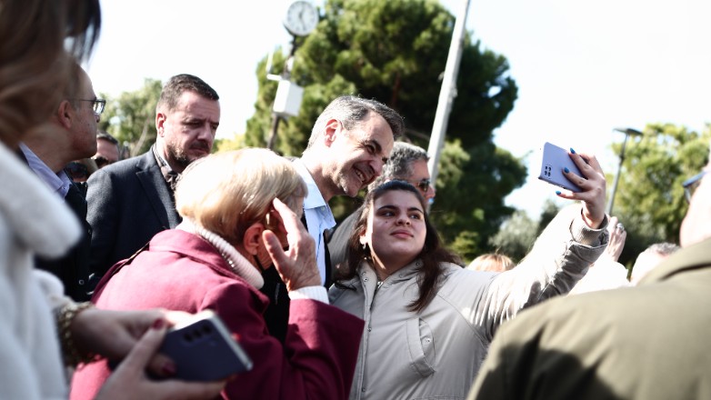 Στον «Δημόκριτο» και για καφέ στην Αγία Παρασκευή ο Κυριάκος Μητσοτάκης