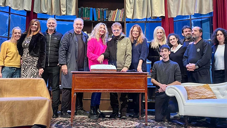 Κοπή πίτας και παράταση παραστάσεων για την ξεκαρδιστική κωμωδία «Χορεύοντας με τη θύελλα» στο θέατρο Πειραιώς 131