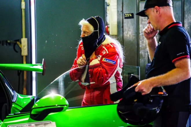 Super γιαγιά: Η 83χρονη που «οργώνει» τις πίστες με την Lamborghini Gallardo της (video)