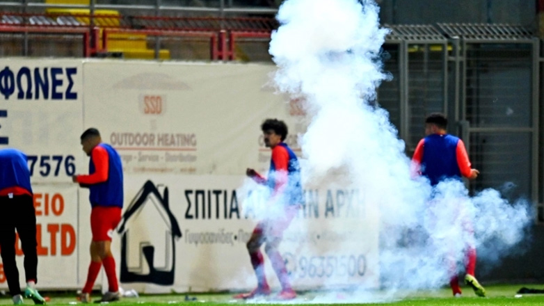 Νέα Σαλαμίνα – ΑΠΟΕΛ: Ταυτοποιήθηκε και συνελήφθη ο οπαδός που πέταξε την κροτίδα