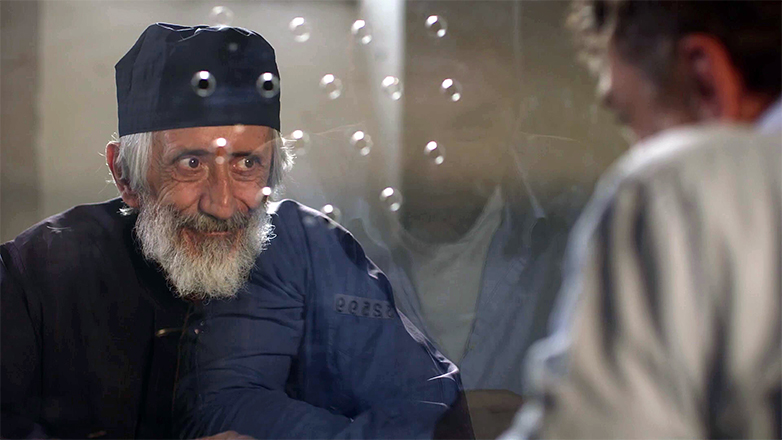 Στα Σύρματα: Ο Σπύρος στην απομόνωση και ο αρχιφύλακας Ζιζί στο… σπίτι του!