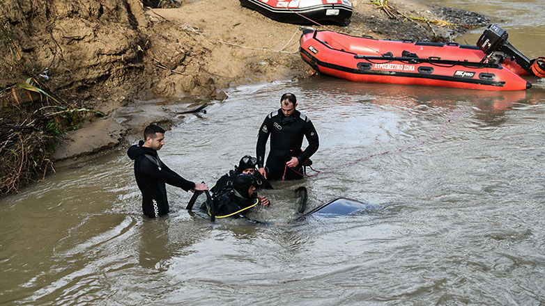 Ηλεία: Συνεχίζονται για πέμπτη ημέρα οι έρευνες για τον εντοπισμό του οδηγού αυτοκινήτου που παρασύρθηκε από χείμαρρο στο Πλουτοχώρι