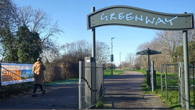 Λονδίνο: Νεογέννητο βρέφος βρέθηκε εγκαταλελειμμένο μέσα σε τσάντα σε πάρκο από περιπατητή