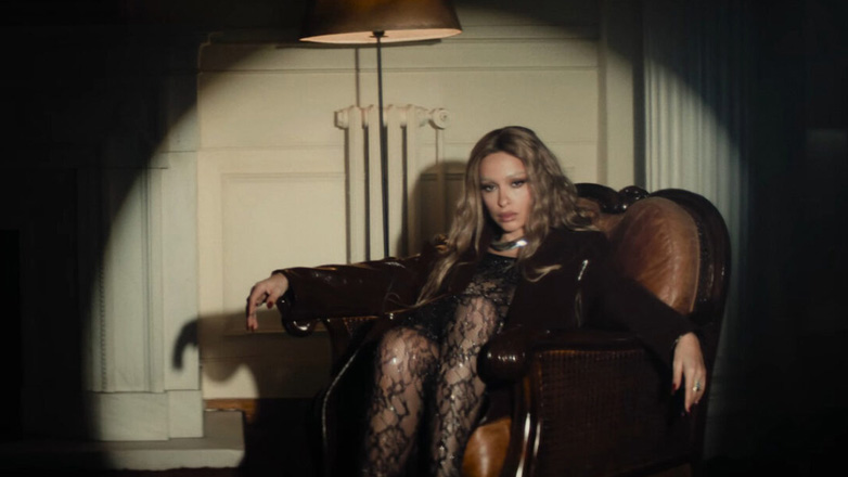 Ελένη Φουρέιρα – Apon: Δείτε το εντυπωσιακό βίντεο κλιπ για το επιτυχημένο ντουέτο τους «Γδύσου»